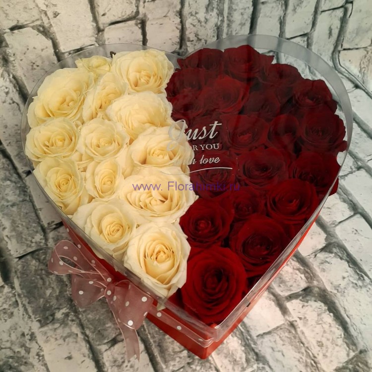 Коробочка-сердце из роз Амур Букет в форме сердца из красных и белых роз.