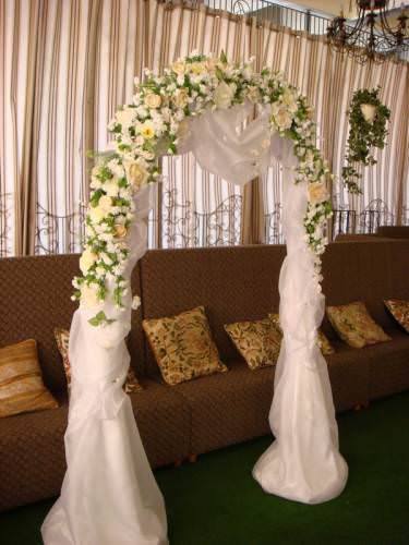 Свадебная арка из живых цветов №5 Свадебная арка из роз, хризантем, эустом и пионовидных роз