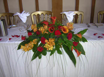Свадебная композиция на стол 23 Альстромерии, каллы, роз