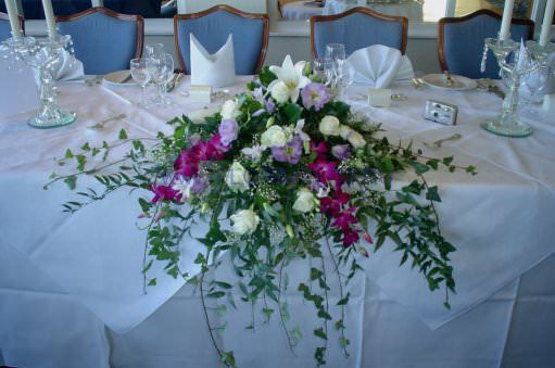 Свадебная композиция на стол 26 Композиция из роз, лилий и орхидей
