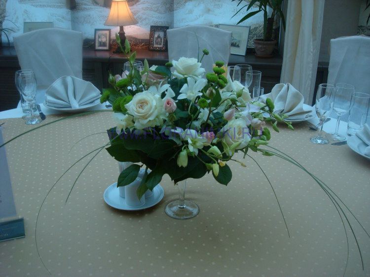 Композиция на стол гостям 9 Цветочная композиция из роз, орхидей и хризантем