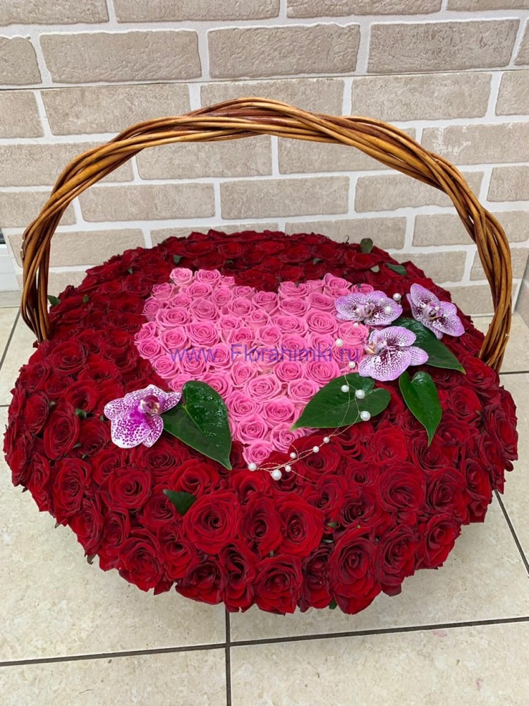 Корзина Королевская Корзина наполненная розовыми и красными розами