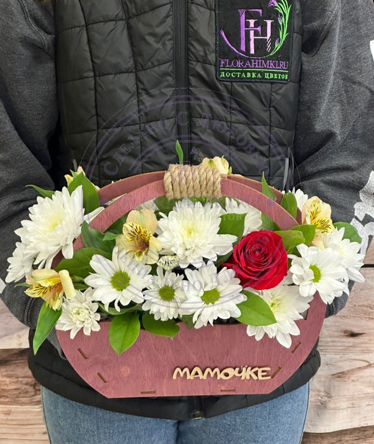 Композиция в цветочном ящике Шарм Цветочный ящик наполненный ромашками, розами, альстромерией и зеленью