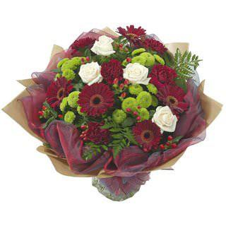 Букет В бордовых тонах Яркий букет в бордовых тонах,состоит из роз,гвоздик,хризантем и гербер.