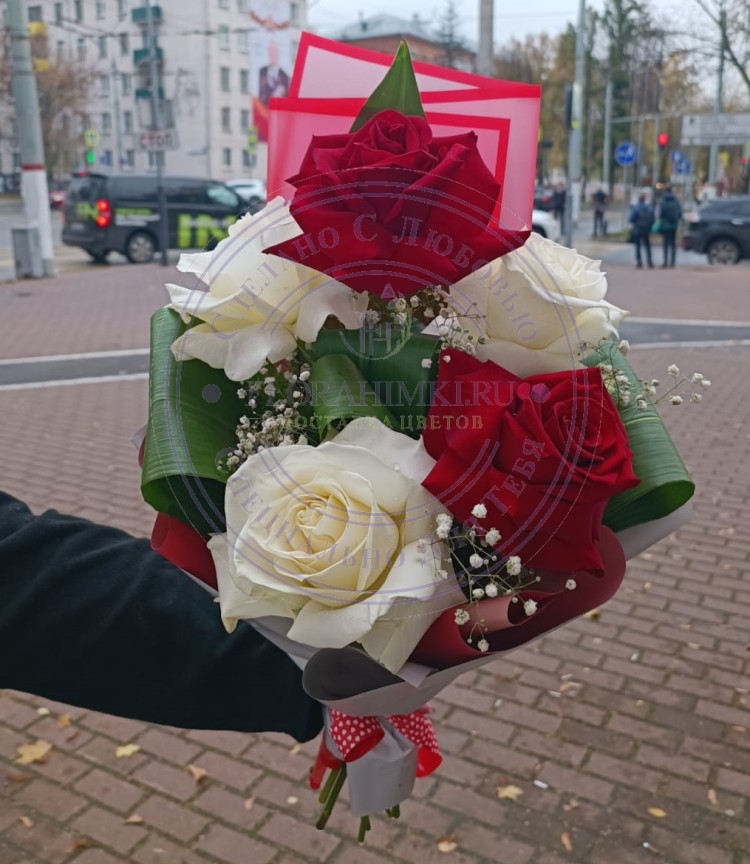 Букет Красно-белое Букет классический с розами  и зеленью