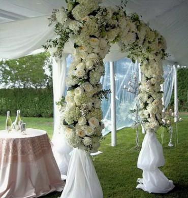 Свадебная арка из живых цветов №8 Свадебная арка из пионовидных роз, эустом и гортензий