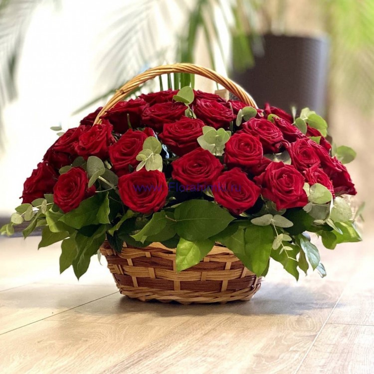 Корзина Алана Корзина наполненная шикарными красными розами.