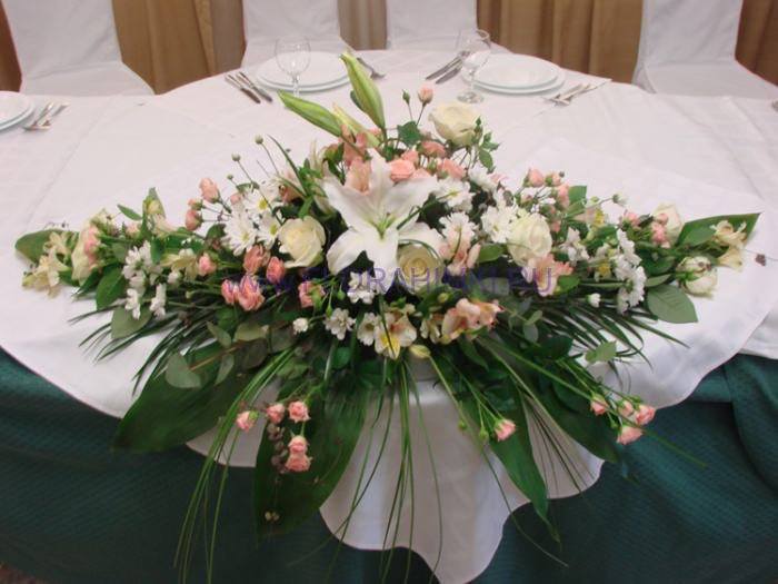 Свадебная композиция на стол 37 Композиция из лилий, хризантем и роз