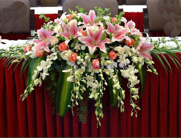 Свадебная композиция на стол 38 Композиция из лилий, роз и орхидей