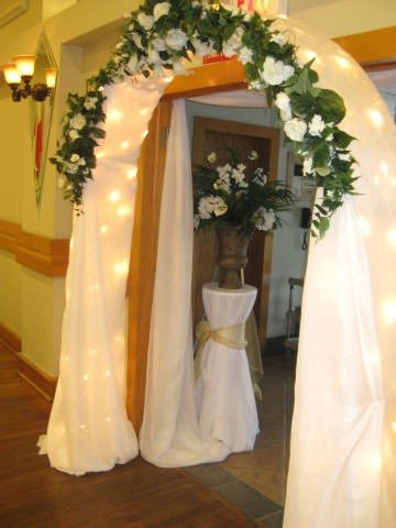 Свадебная арка из живых цветов №6 Свадебная арка из роз, пионов, лилий и хризантем