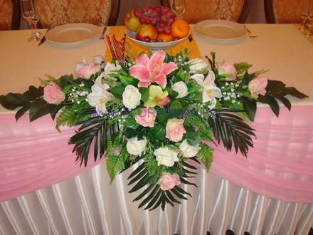 Свадебная композиция на стол 7 Свадебная композиция из орхидей, роз и лилий