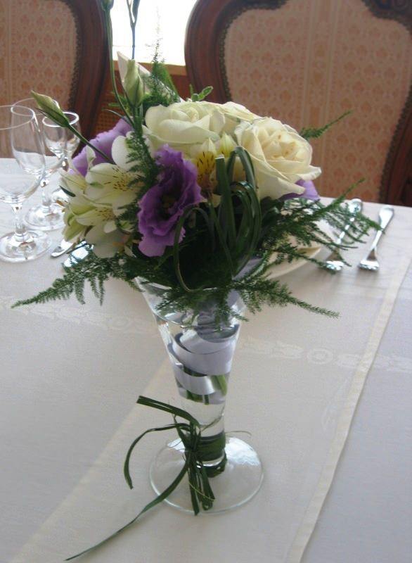 Композиция на стол гостям 12 Цветочная композиция из роз, альстромерий и эустом