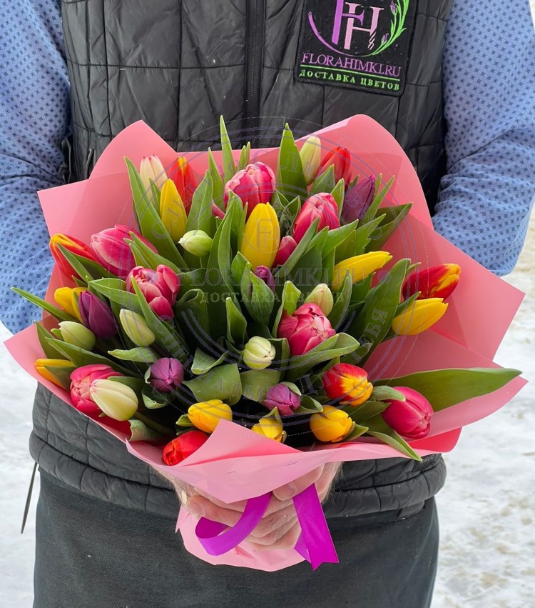 Букет Аромат весенних цветов Букет из разноцветные тюльпанов