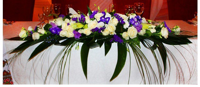  Свадебная композиция 125 Цветочная композиция из роз, лилий и эустом