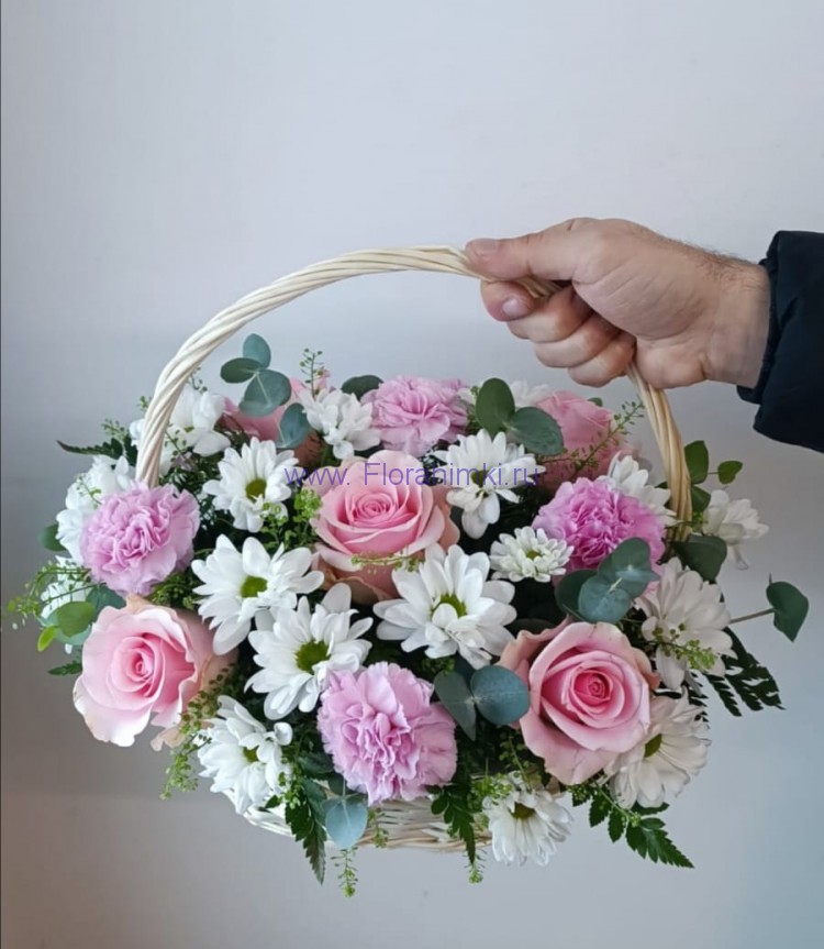 Корзина Гретхен Корзина наполненная розами, гвоздиками и хризантемами 