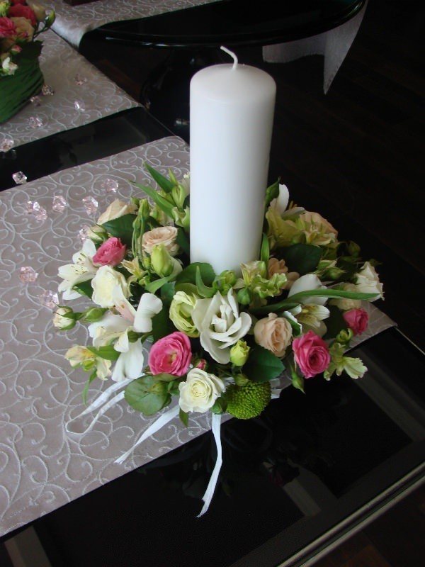 Композиция на стол гостям 14 Цветочная композиция из роз, эустом, альстромерий и хризантем