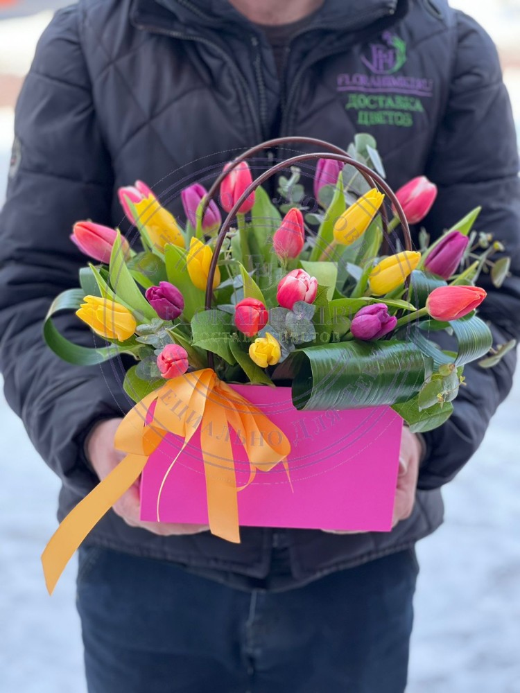 Цветочная сумочка Весенний аромат Букет из тюльпанов в цветочной сумочке