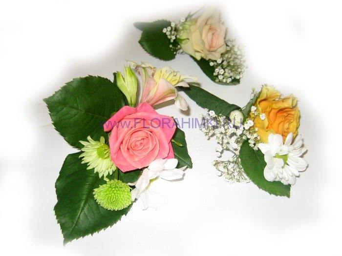 Бутоньерка жениха вариант 16 Бутоньерка из роз и гипсофилы