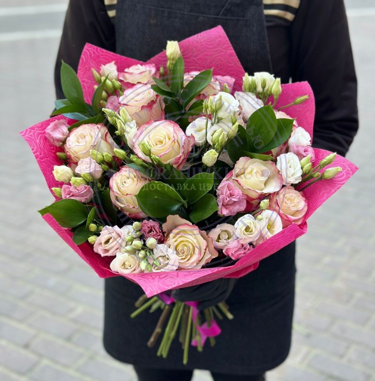Букет Цветущая сакура Букет из роз и эустом
