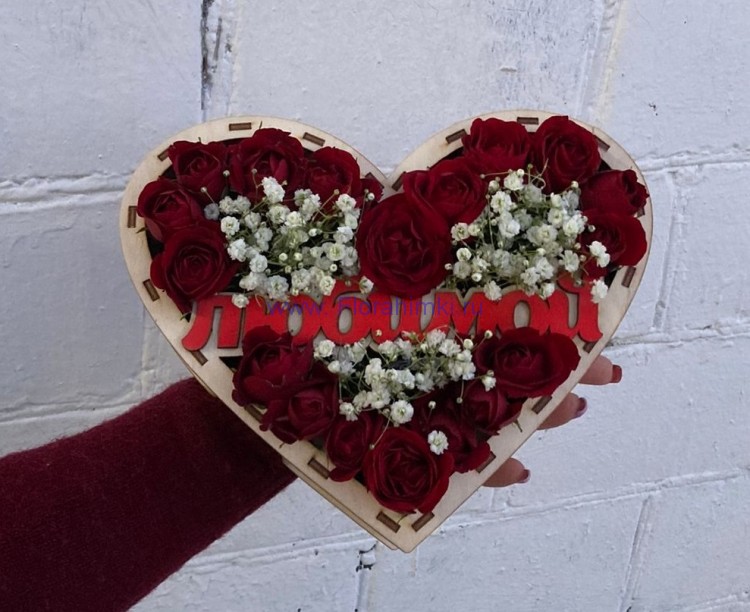 Ящик сердце Симпатия Цветочный ящик в форме сердца из красных роз с гипсофилой