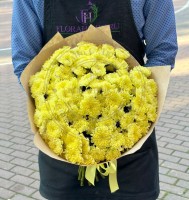 Букет из желтой кустовой хризантемы