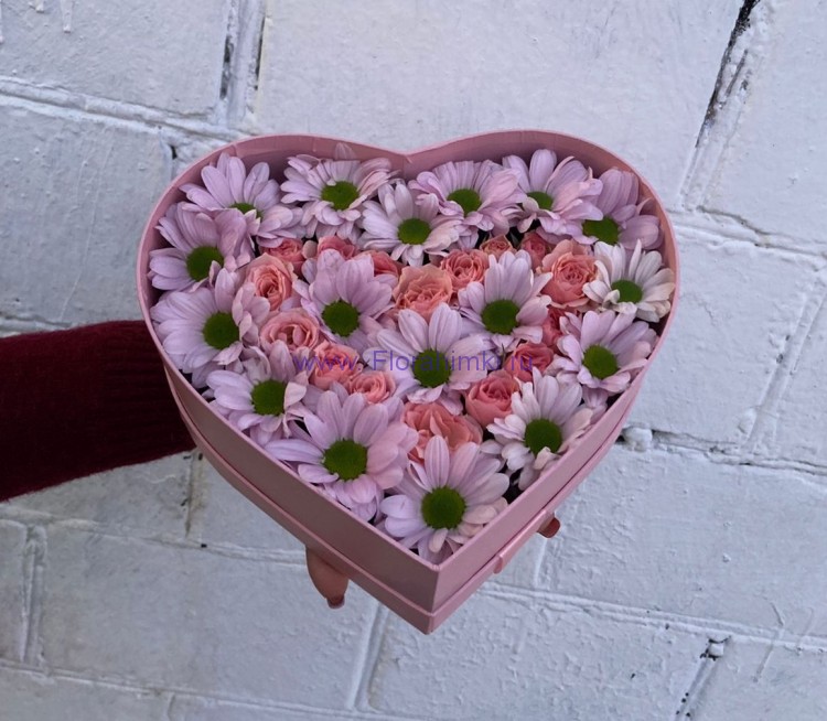 Коробочка-сердце Воздушный поцелуй Милейшее розовое сердечко из ромашек и роз