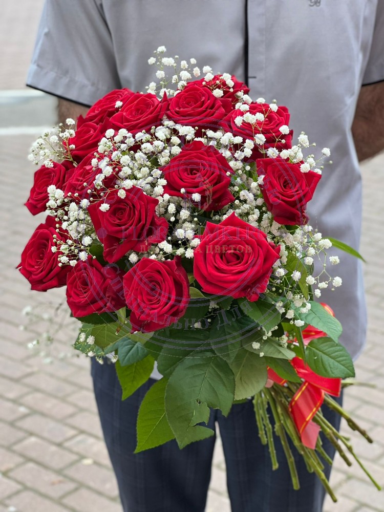 Букет розы любимой Букет из красных роз и гипсофилы