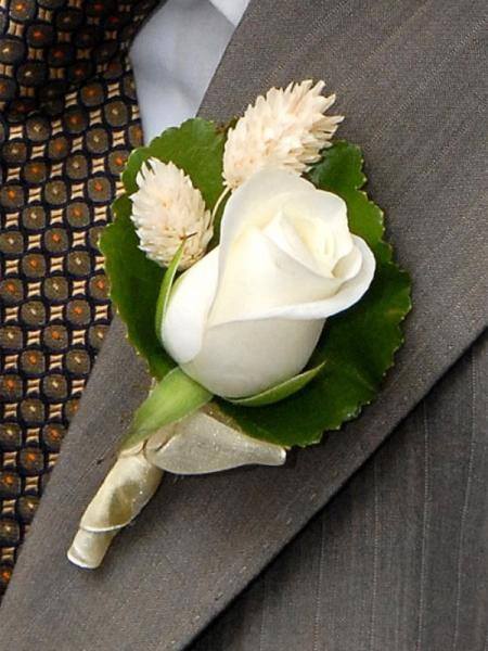 Бутоньерка жениха вариант 8 Бутоньерка из белой розы