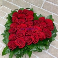 Сердце из 25 красных роз с зеленью