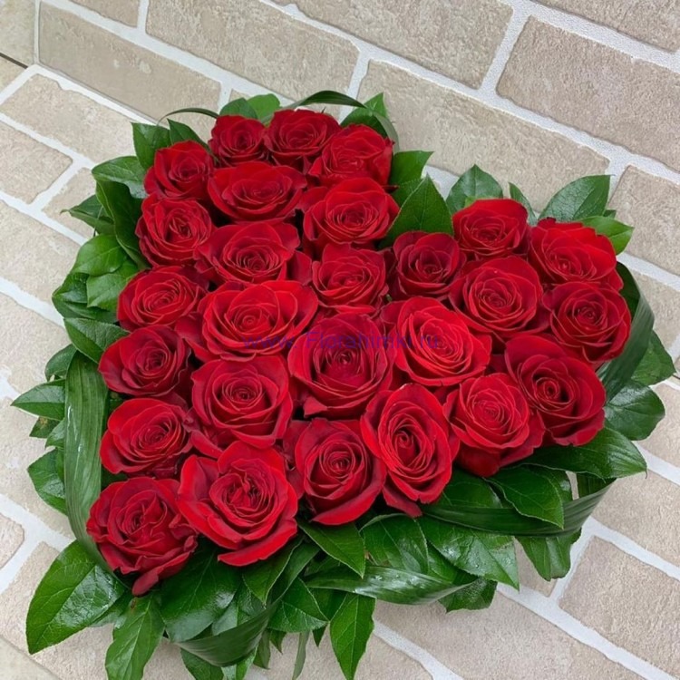 Сердце из 25 красных роз с зеленью Шикарный букет в форме сердца из красных роз