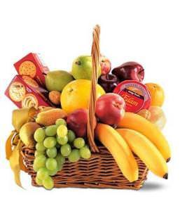 Корзинка с фруктами и печеньем Подарочная корзина с фруктами и печеньем
