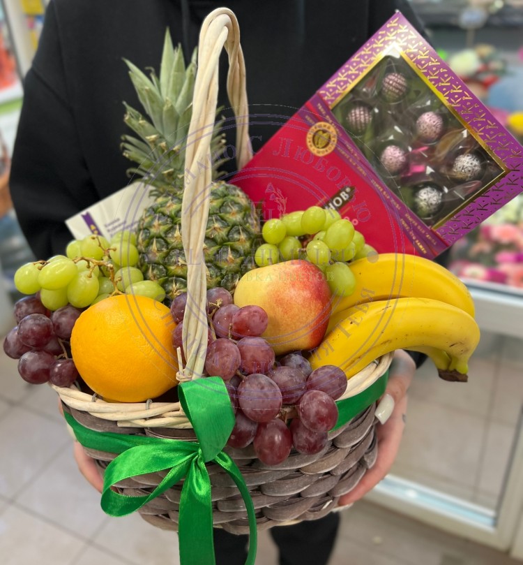 Корзинка с фруктами и конфетами Корзина подарочная с конфетами и фруктами