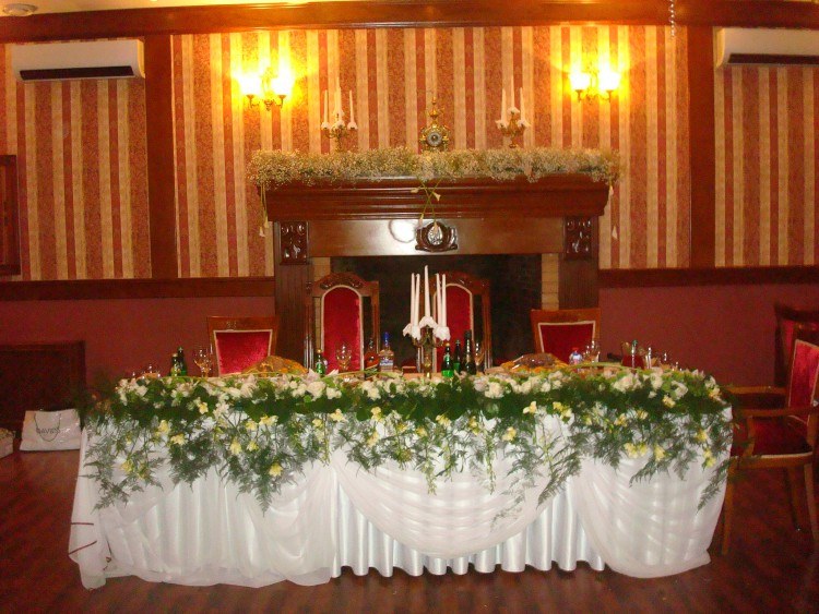 Оформление стола молодоженов  Композиция из роз, фрезий, калл и хризантем