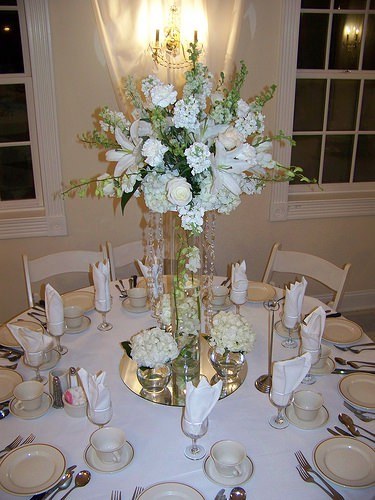 Композиция на стол гостям 22 Цветочная композиция из роз и белых лилий