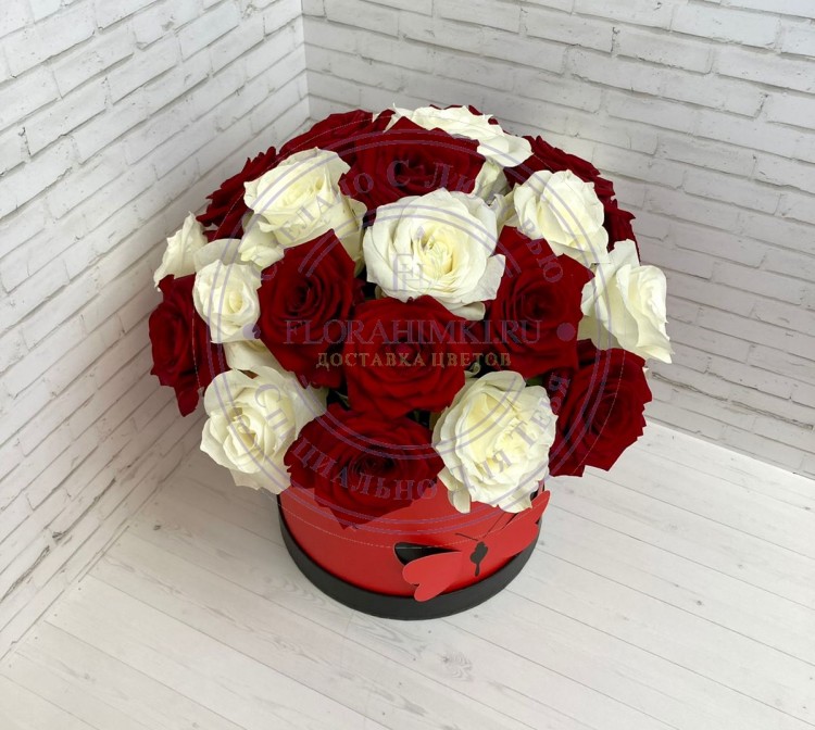 Букет в шляпной коробке Джина букет из красных и белых роз в шляпной коробке