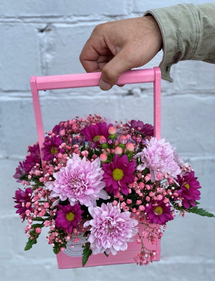 Композиция в цветочном ящике Розовая жемчужина Цветочный ящик наполненный хризантемой. гвоздиками и гипсофилой