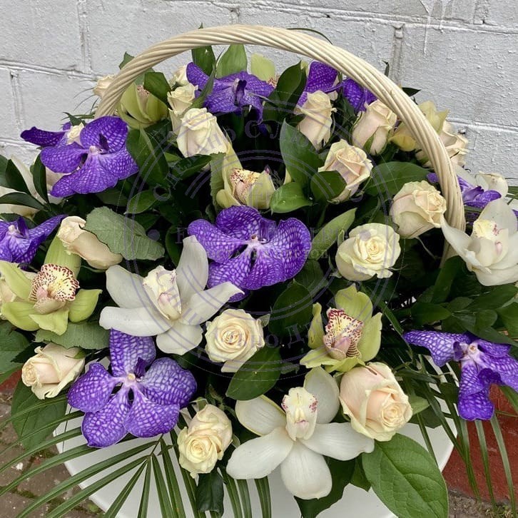 Корзина Мираж Корзина наполненная орхидеями и розами