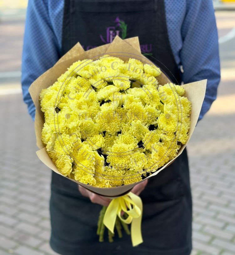 Букет Ясный день Букет из жёлтых кустовых хризантем в упаковке крафт бумага