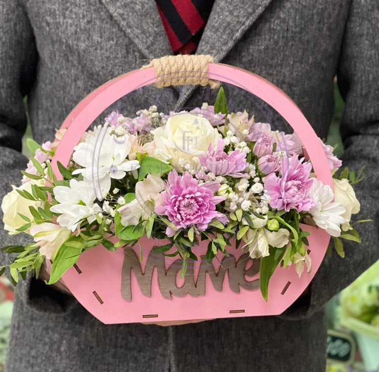 Композиция в цветочном ящике Розовая ваниль Цветочный ящик наполненный ромашками, розами, альстромерией и гипсофилой