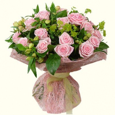 Букет Любовный гипноз Букет из розовых роз и альстромерии прекрасно дополнен зеленью и упаковкой из сизали.