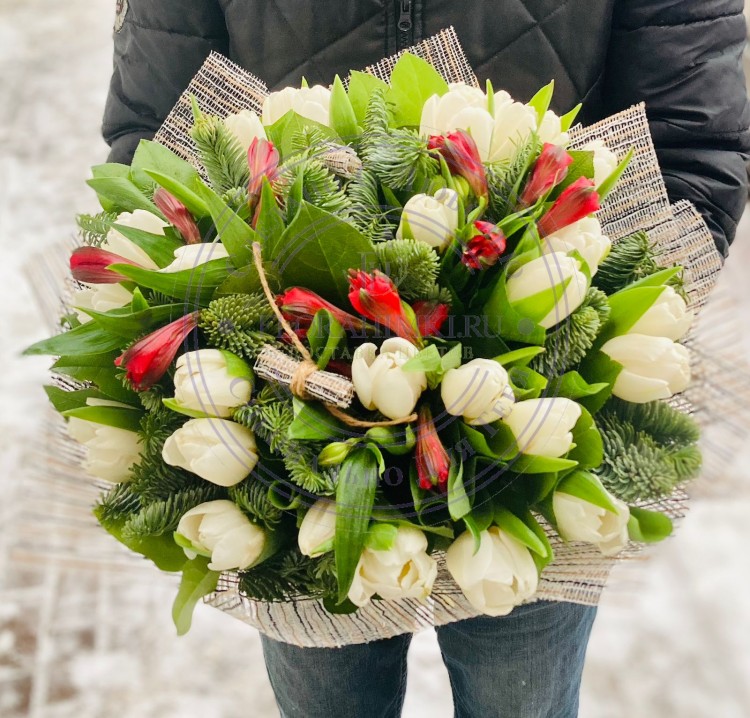 Букет Чудесный праздник Новогодний букет с тюльпанами и альстромерией