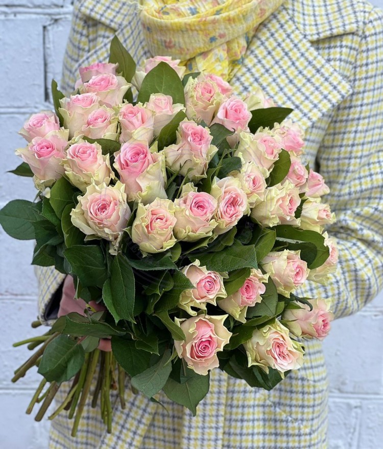 Букет Сияние 35 Кенийских роз продается очень дешево в нашем магазине. 