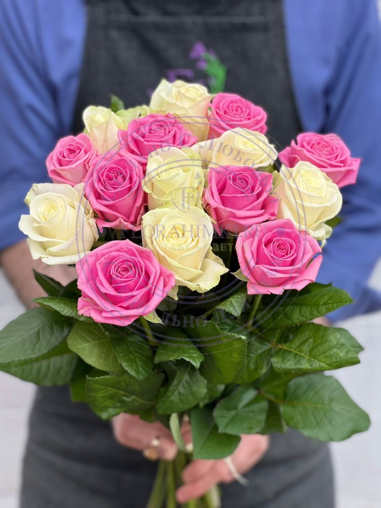 Букет из 15 бело-розовых роз 15 бело-розовых ароматных роз с превосходным качеством от Российского производителя