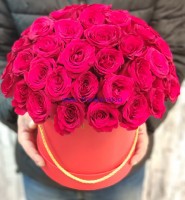 Шляпная коробка из 51 красной розы (40 см.)