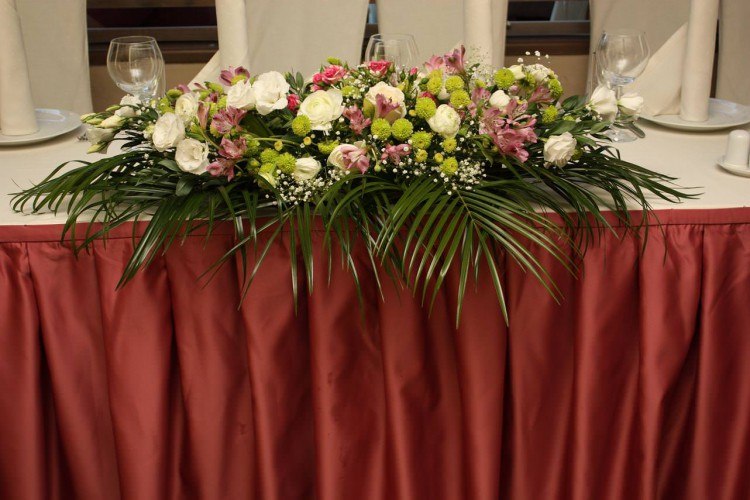Свадебная композиция 02 Свадебная композиция из роз, альстромерий, хризантем и эустом