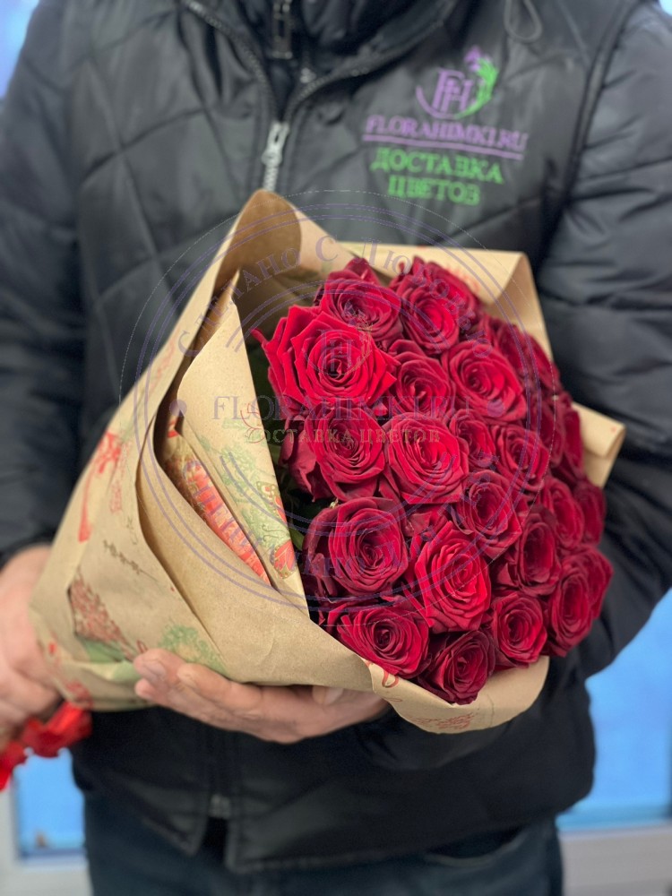 Букет из 21 красной розы 21 красная ароматная роза Ред Наоми с превосходным качеством от Российского производителя