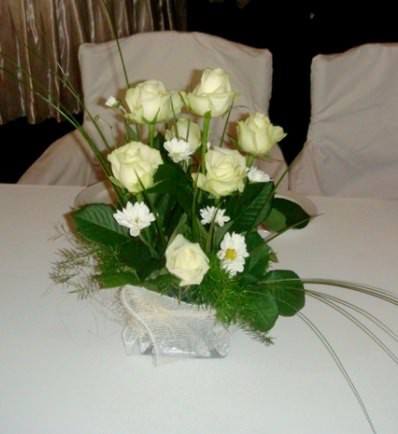  Свадебная композиция 1 Белоснежные розы и ромашки.