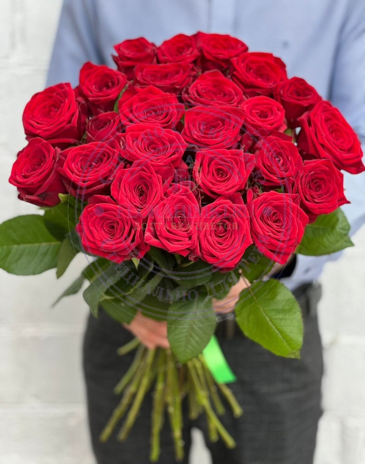 Букет из 25 красных роз  25 красных ароматных роз Ред Наоми с превосходным качеством от Российского производителя