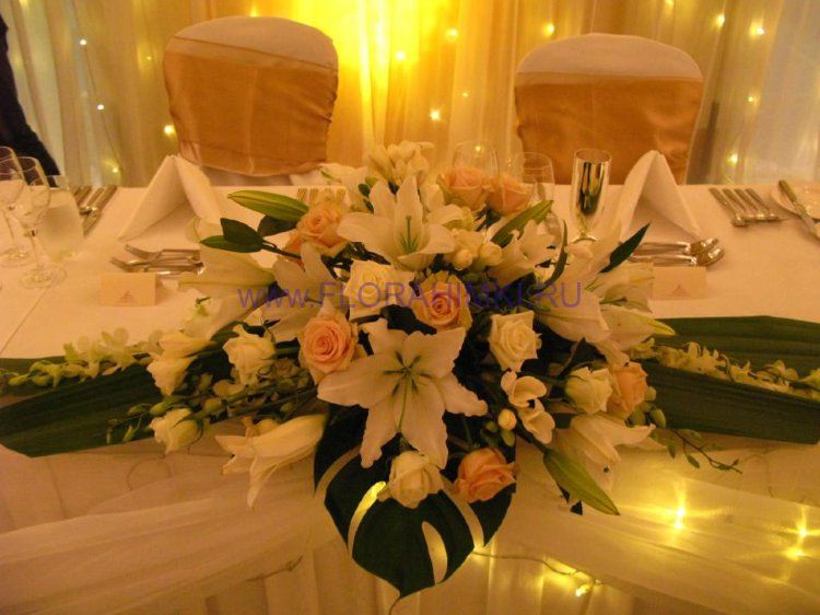 Свадебная композиция на стол 10 Орхидеи, лилии, розы, фрезии