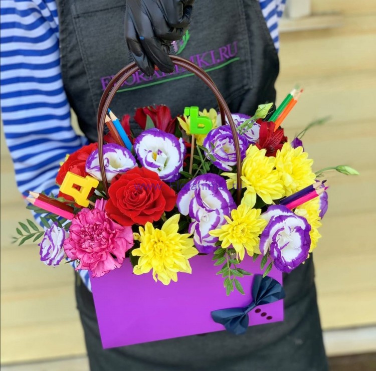 Цветочная сумочка с 1 сентября Цветочная сумочка из роз, хризантем, эустомы и гвоздик